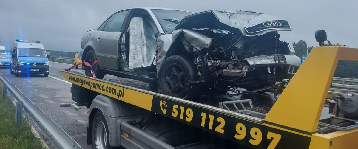 Usługi lawetą – co warto wiedzieć o transporcie pojazdów?