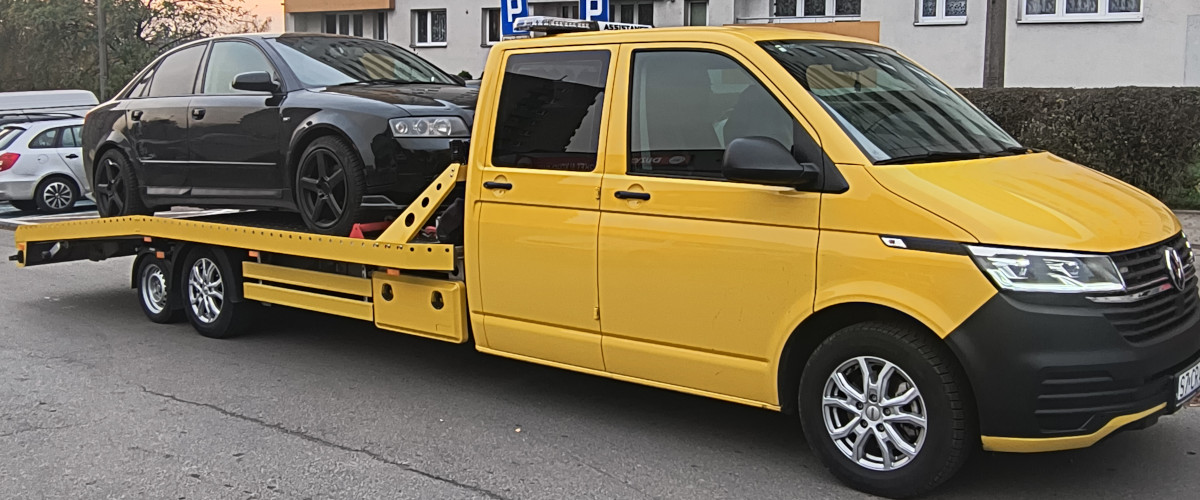 Usługi lawetą – co warto wiedzieć o transporcie pojazdów?